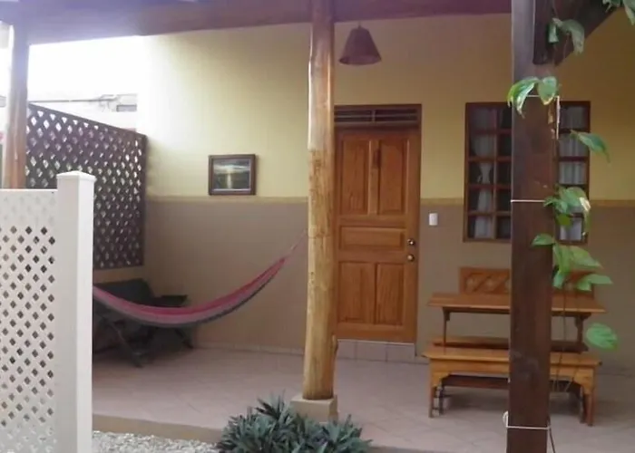 Cabinas El Colibri, 3*