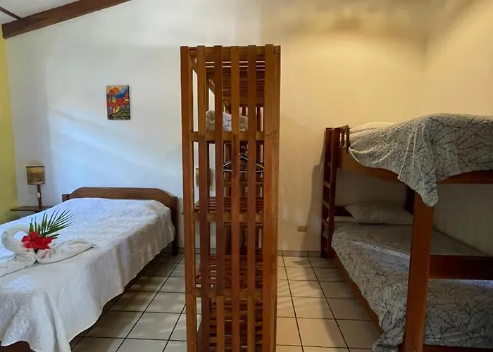 Cabinas El Colibri, 3*