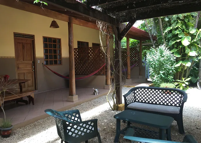 Cabinas El Colibri, 3*
