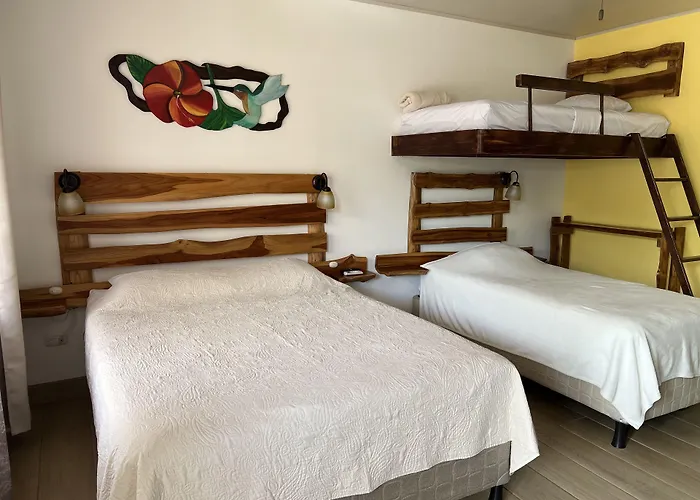 Cabinas El Colibri, 3*